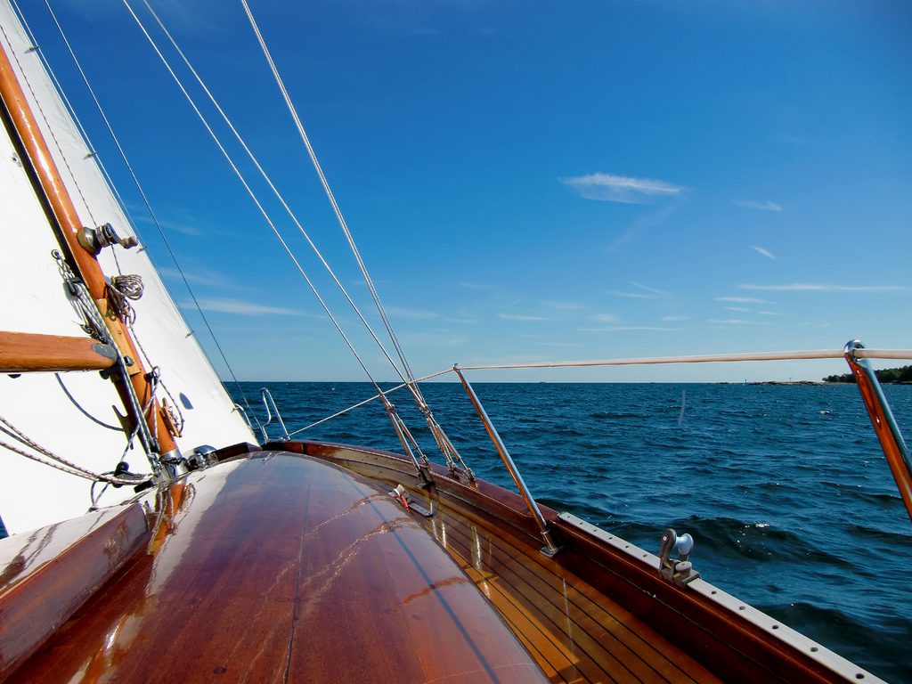 Cubierta de un velero navegando por el mar.