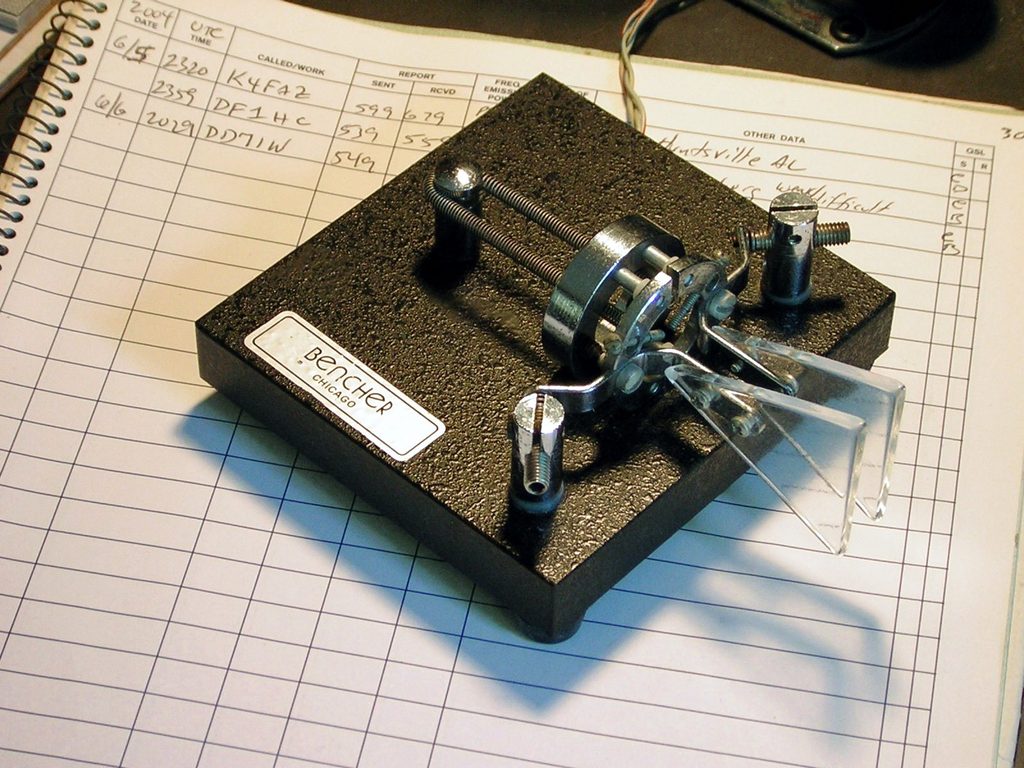 Instrumento de navegación sobre una mesa de trabajo
