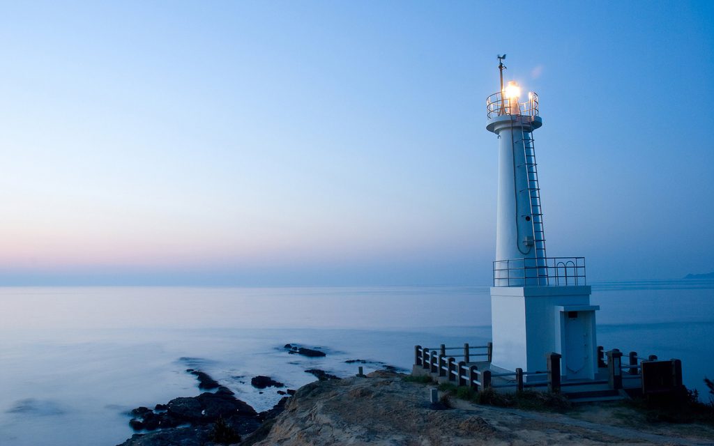 Faro junto al mar al amanecer